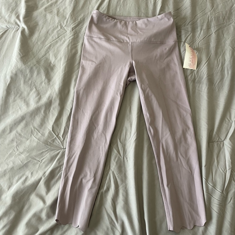 Light purple scallop bottom workout legging